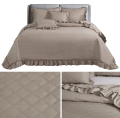 Narzuta na łóżko 140x200 RUFFY taupe Designerska Z Falbaną Pikowana