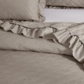 Narzuta na łóżko 140x200 RUFFY taupe Designerska Z Falbaną Pikowana